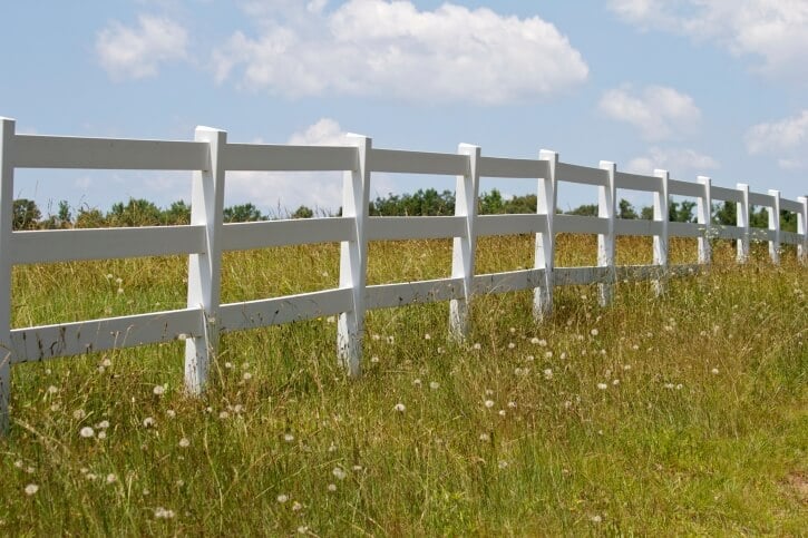 这是另一个农场风格的白色栅栏，有宽阔的水平横梁。