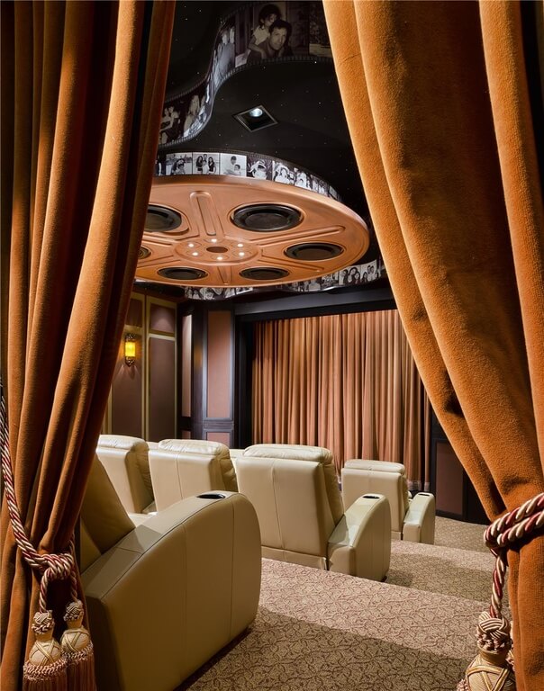 私人电影院，适合聚会或家庭娱乐。皮革座椅是浓郁的米色，窗帘是明亮的橙色，与房子所青睐的摩洛哥风情相吻合。