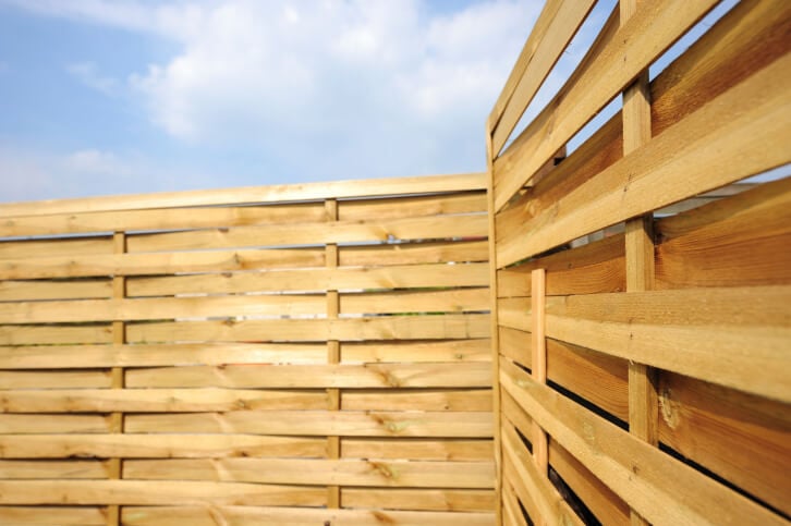 分层设计粗糙的天然木栅栏功能的内部员额。