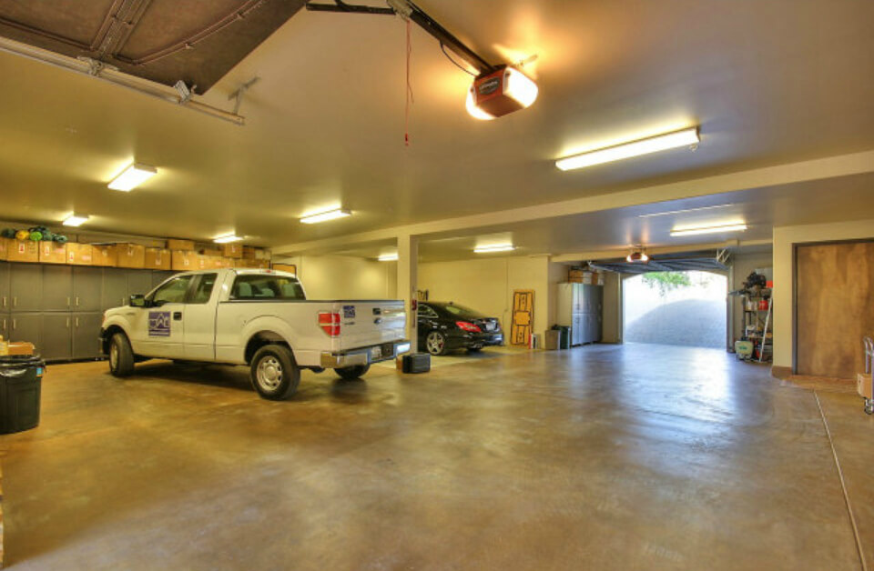 正如你所看到的，这个车库是理想的任何汽车爱好者能够存储4+舒适的车辆。