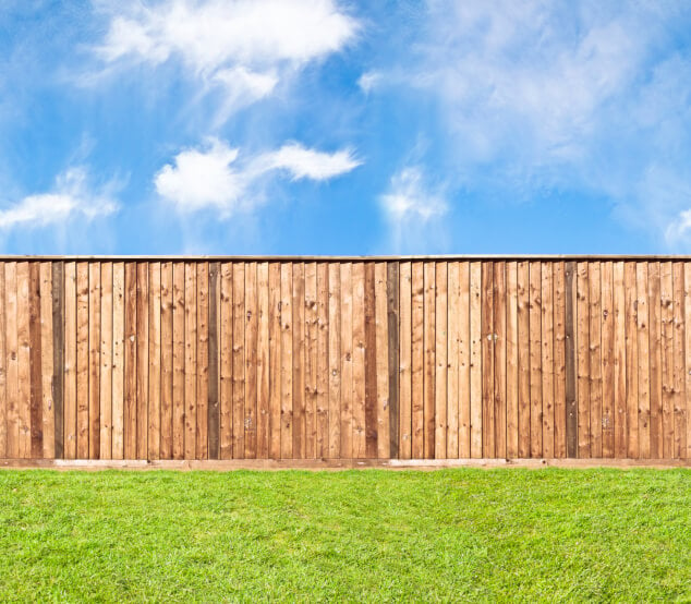 这一隐私围栏在天然无染色的木材特点顶部水平层。