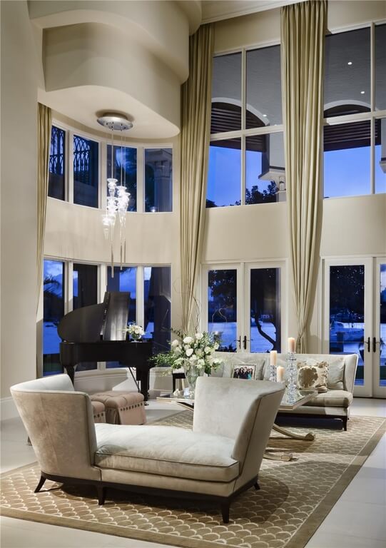 一盏穆拉诺(Murano)玻璃枝形吊灯和鲜花布置使客厅的外观更加完美。室外的景色在任何时候都令人惊叹。
