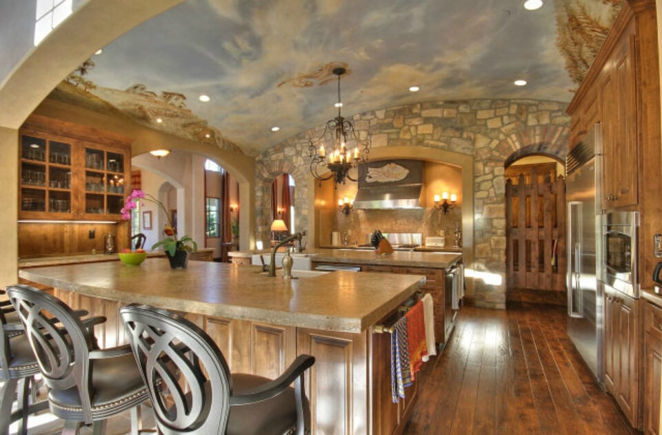厨房的设计令人印象深刻，有两个岛，木地板，石墙和蓝天壁画天花板