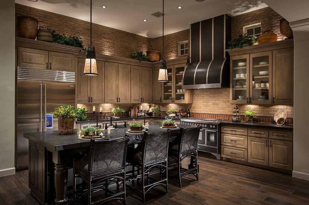 这是一个l形的厨房，并不是很大;然而，厨房空间使用了两种色调的木材进行了完美的设计
