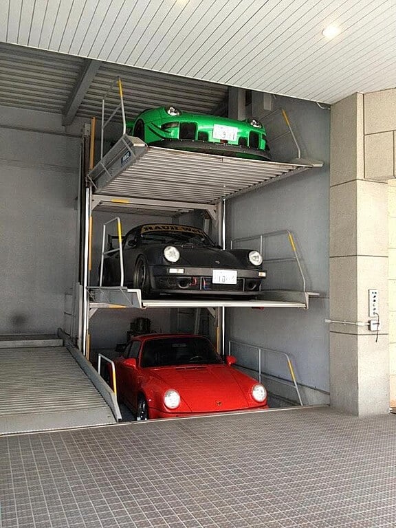这个车库设有专业风格的电梯系统，用于存储赛车门廊。