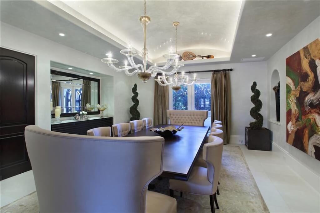 优雅的慕拉诺(Murano)玻璃枝形吊灯将目光吸引到整个房间和窗口。长餐桌可以为小型或大型聚会提供舒适的座位。