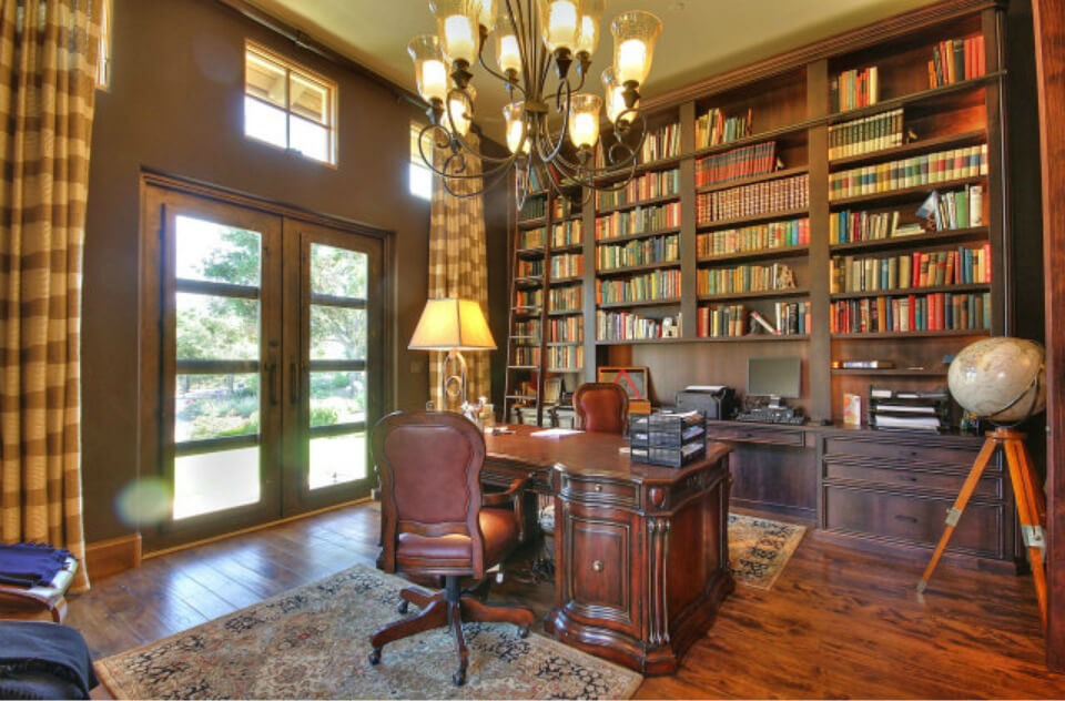令人印象深刻的家庭办公室，玻璃门通往外面。这个房间最令人印象深刻的地方是内置书架。