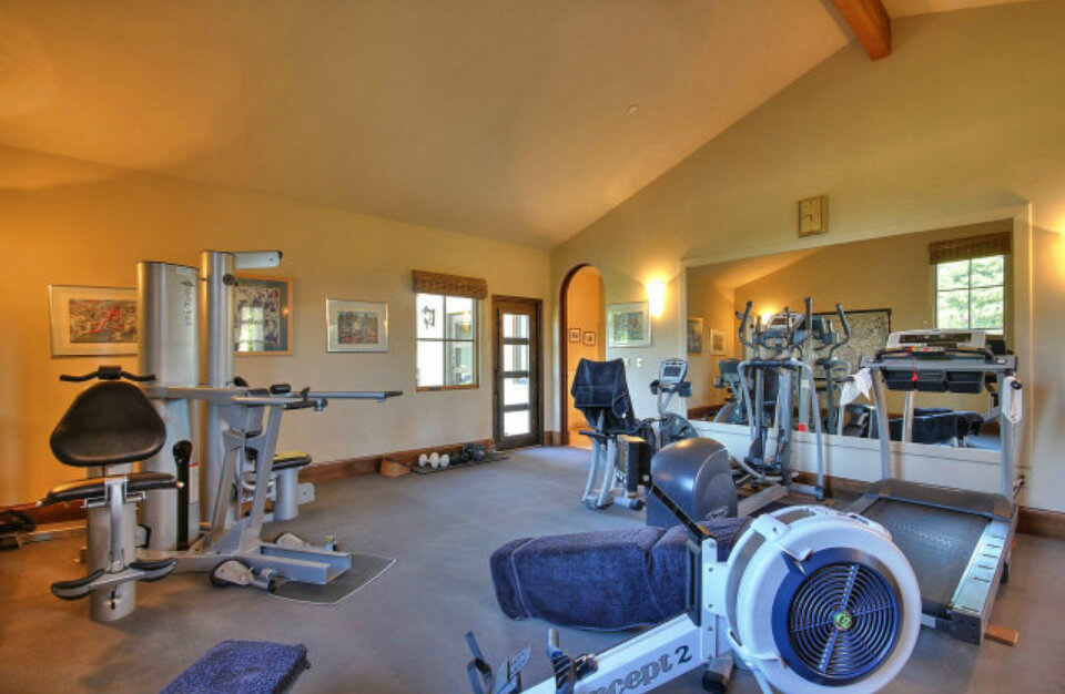 宽敞的家庭健身房。