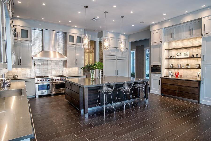 浅灰色和深棕色的现代厨房设计，以及大量的不锈钢(台面和电器)。