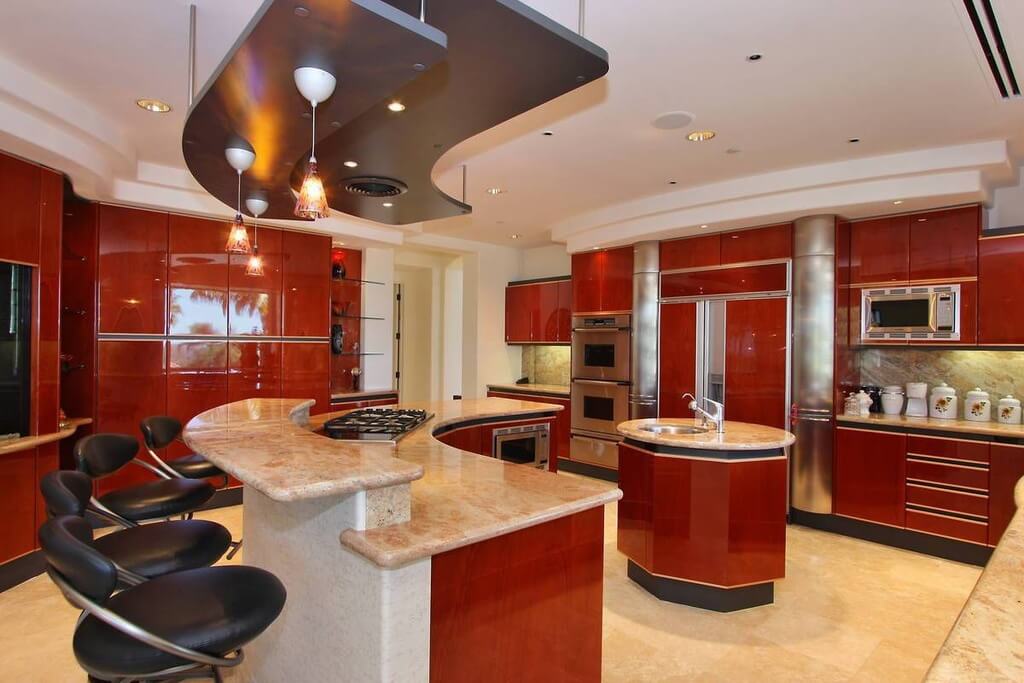 豪华的现代红色厨房，拥有惊人的存储空间和工作面积。