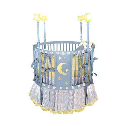 蓝色的圆婴儿床设计在Ramin硬木上，中心面板上有星星和月亮的设计，四个凸起的柱子上有点亮的星星和月亮。4位可调节高度的床垫和不掉落侧，确保宝宝成长的适应性和安全性。