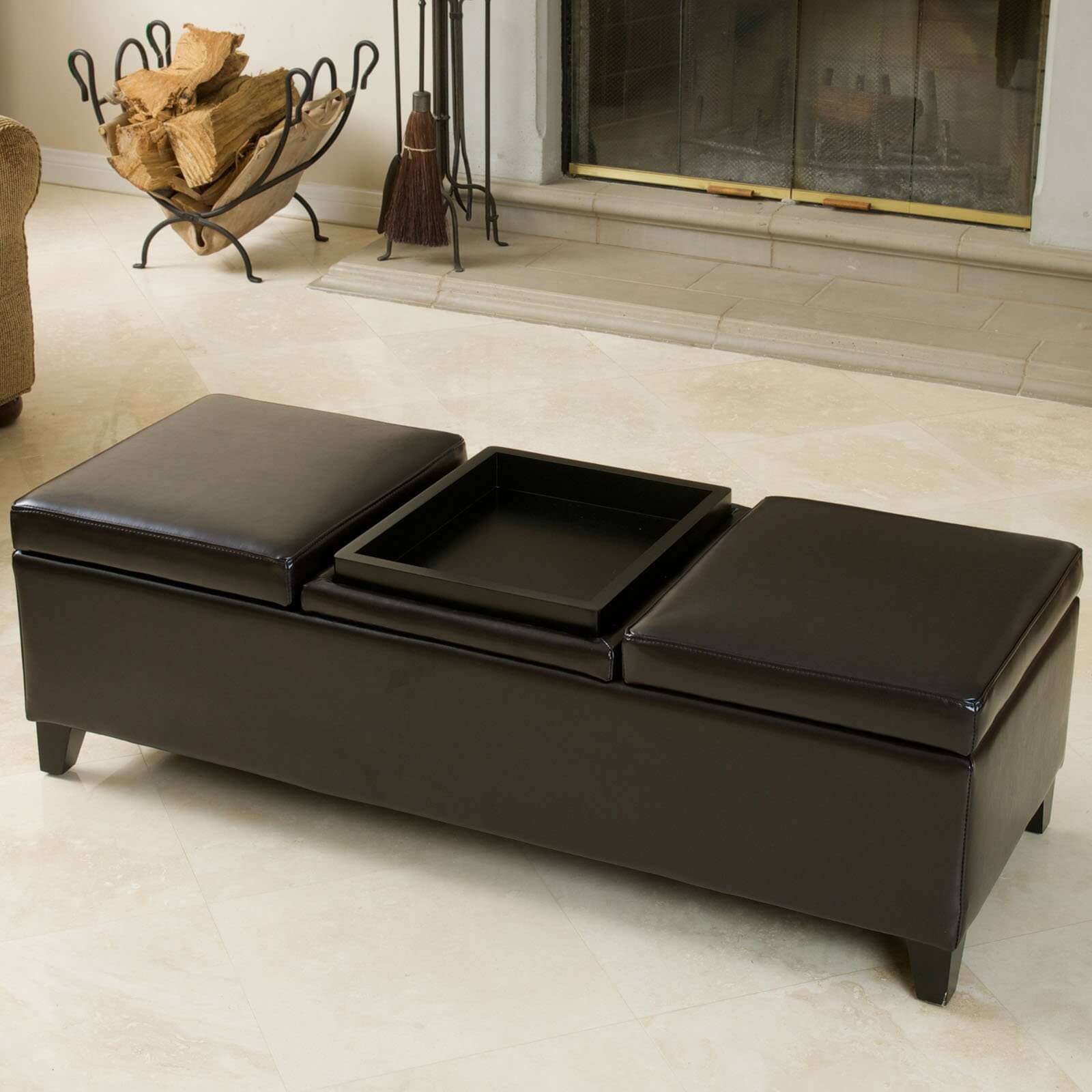 这款三顶凳凳的特点是可翻转的托盘桌中心坐垫，存储空间隐藏在两个外部铰链皮革坐垫之下。来自Best Selling Home Decor Furniture LLC。