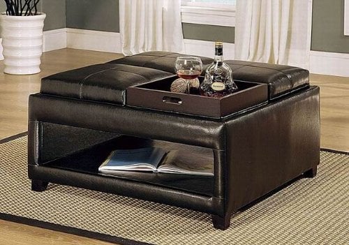 棕色奥斯曼咖啡桌设有四个翻盖靠垫与单独的托盘，加上较低的开放式存储表面，和泡沫填充簇绒皮革表面。