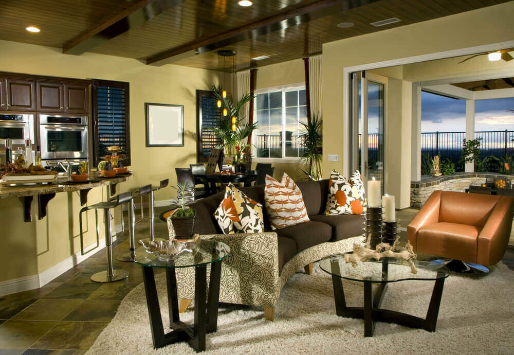 这个大的开放空间以角落餐厅和厨房空间为特色，客厅由长方形白色蓬松地毯界定。