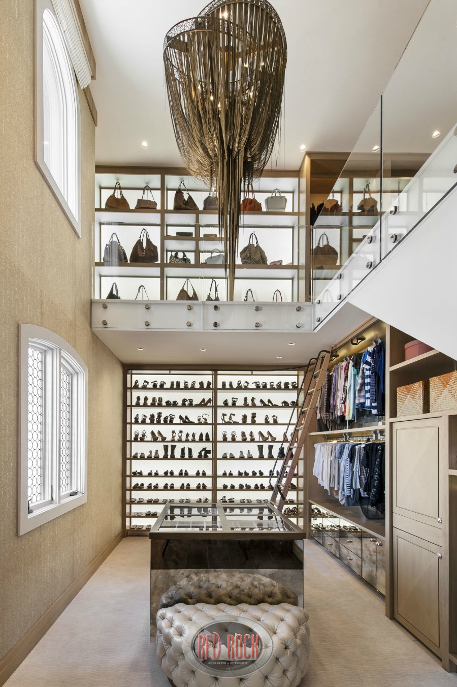 这张照片展示了这个豪华的2层步入式衣柜的广泛的鞋子和手提包存储区域。