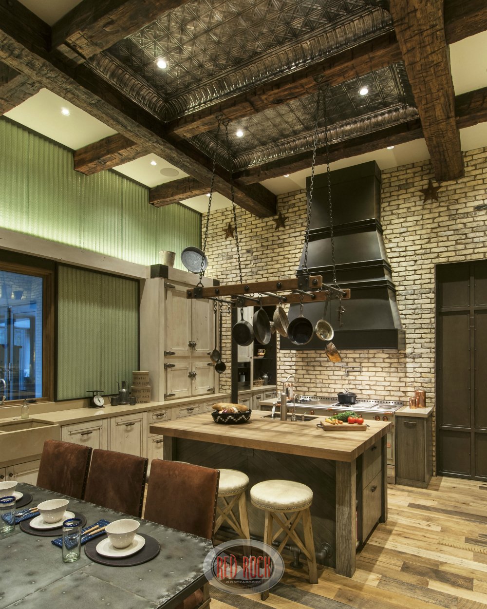 这张自定义乡村厨房的照片展示了令人印象深刻的锡和暴露的木材高架天花板。