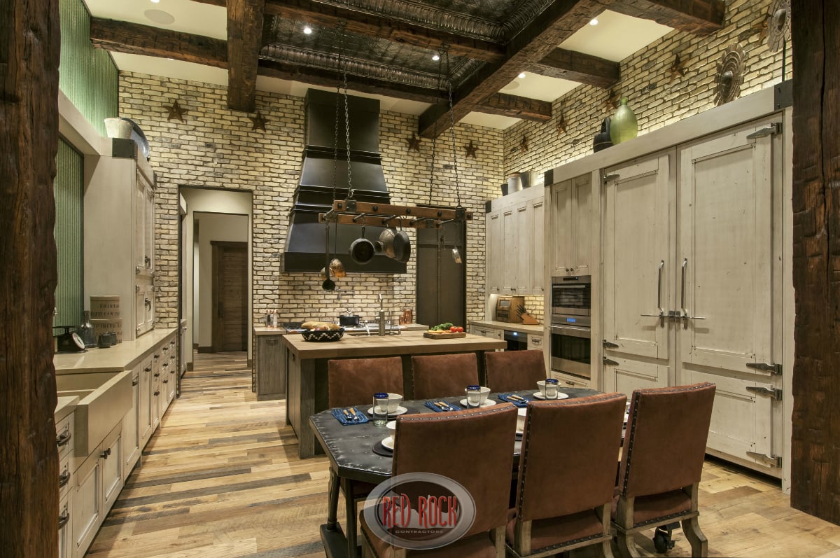 质朴的厨房设计，天然木地板，砖墙和定制橱柜。