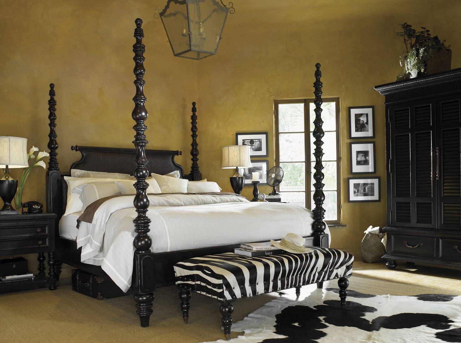这是另一间狩猎风格的卧室，绝对不会太豪华。事实上，它很有品味地将斑马印花与脚凳结合在一起。黑色和白色的印花设计继续与区域地毯。