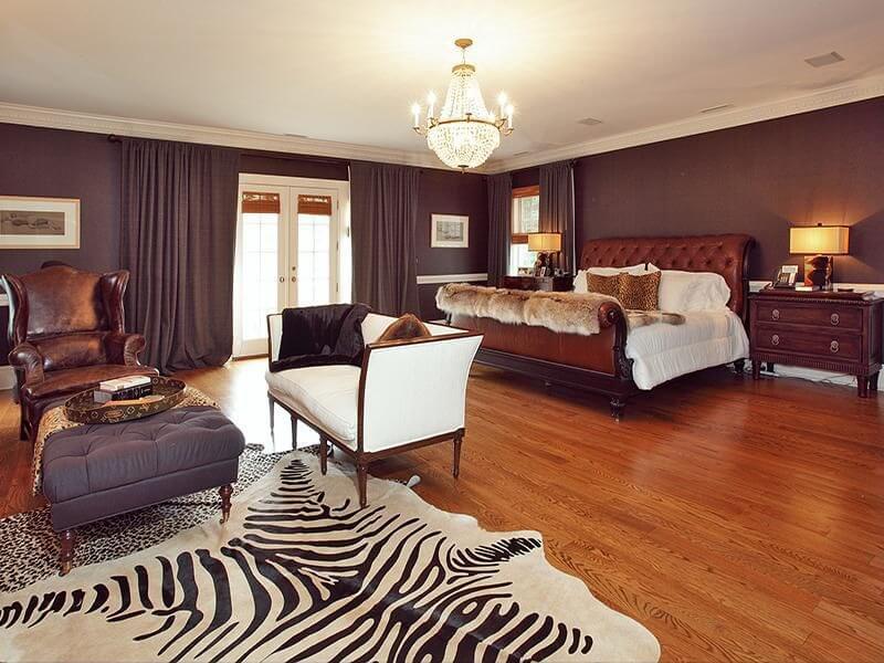 这间宽敞的卧室采用了斑马印花，毗邻休息区的区域地毯。房间里还有其他动物图案，所以斑马地毯效果很好。