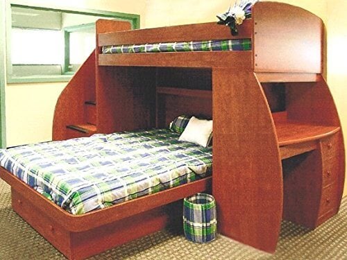 这张l型双层床由工程木材制成，有助于防止翘曲。一边是带抽屉的桌子，另一边是通往上铺的楼梯。下面那张床的床头板上有一个敞开的书架。