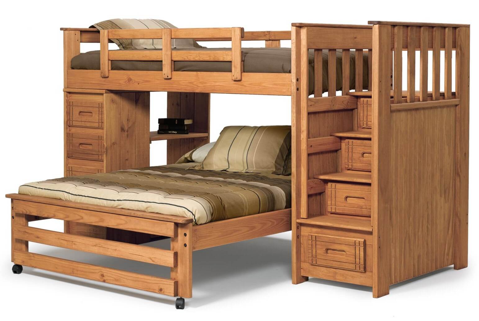 这是松木l型的双人床。上铺没有梯子，而是有一个储物楼梯。下面的床是有轮子的。楼梯对面的一侧包括抽屉和开放式书架。
