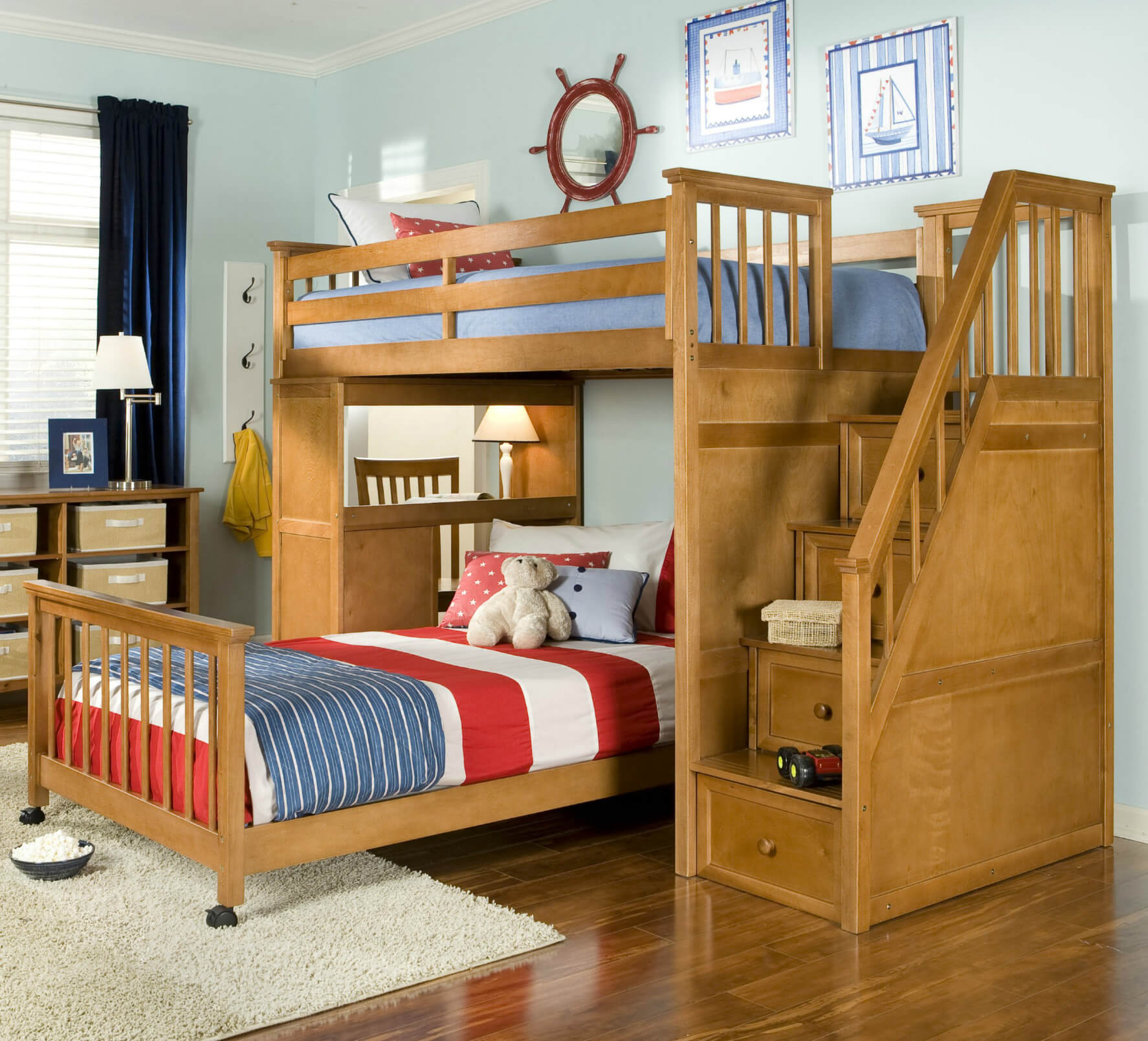 山核桃硬木l形床包括楼梯和书桌。下床(可以是双人床或全床)有轮子，与上床和储物柜分开。楼梯包括抽屉存储(非常聪明的设计)。