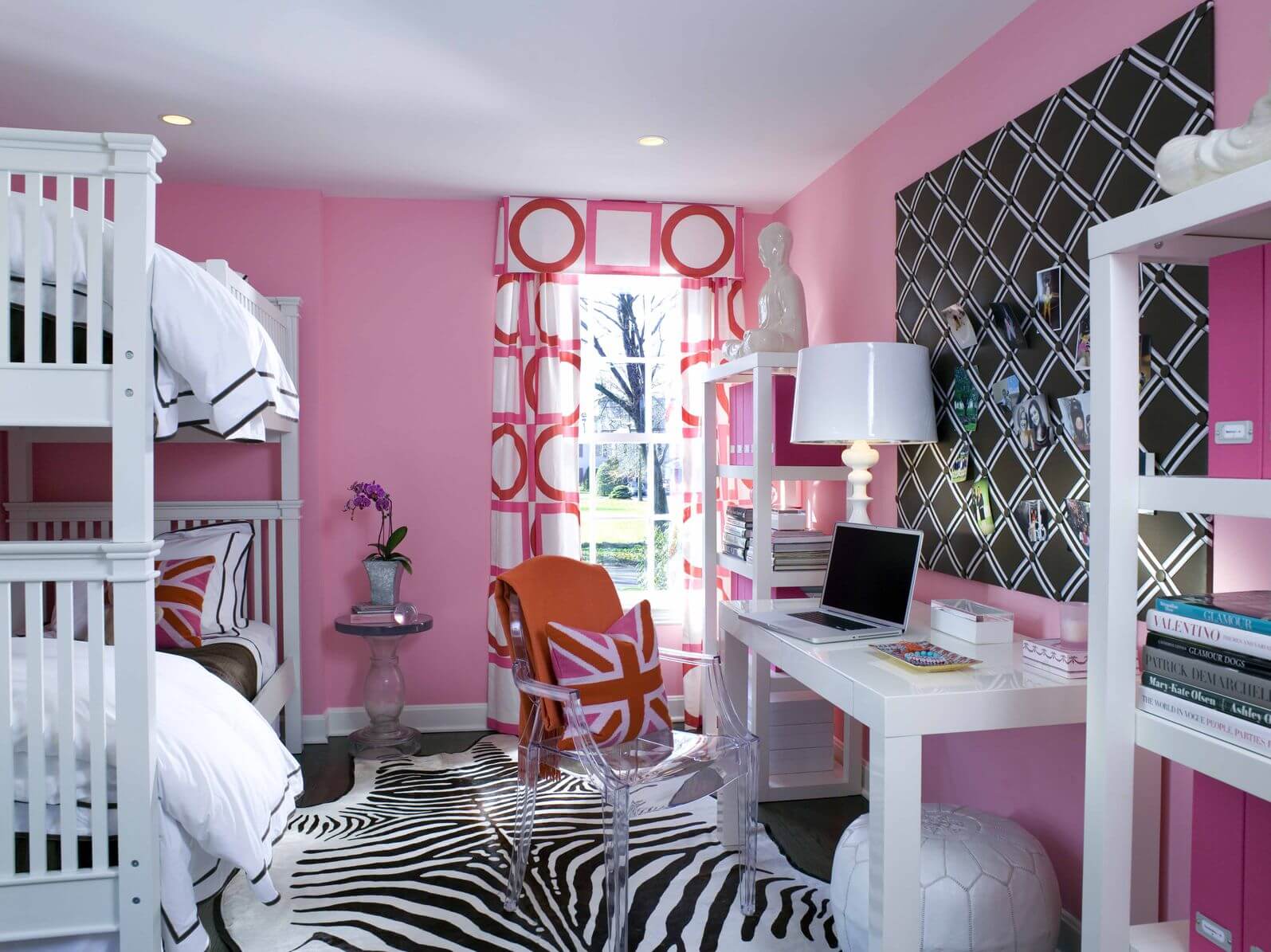 这里有一个孩子房间的例子，里面有斑马印花和地毯。它是俏皮的，并减少了粉红色主题的亮度。