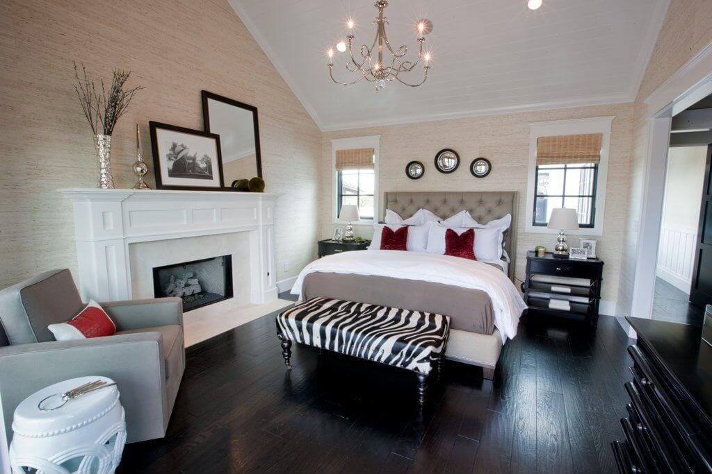 这是一间很棒的现代卧室décor里面的斑马印花脚凳放在床脚很漂亮。配色方案是中性的白色，灰色和深色木材…斑马纹把一切都联系在一起了。事实上，软脚凳给房间带来了生机。