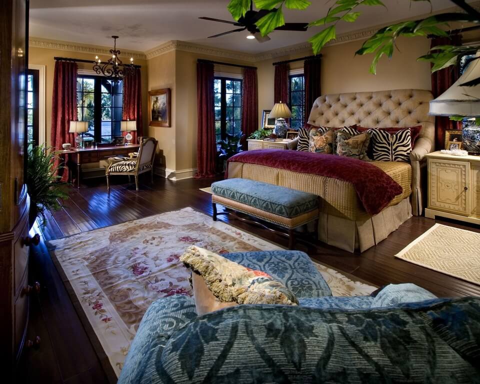 这是一间以狩猎为主题的卧室，里面有一些小物件都是斑马纹的——比如床上的枕头和斑马纹的桌椅。