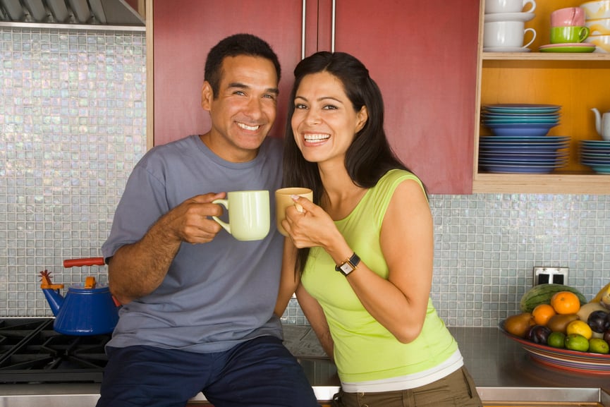 一对夫妇在厨房喝咖啡。