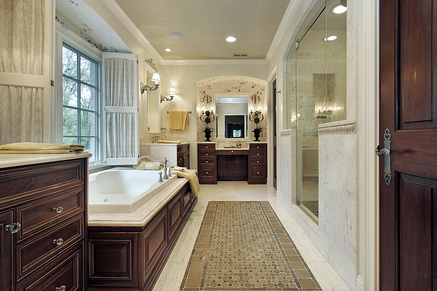 长长的浴室立着丰富的黑樱桃木——从梳妆台到浴缸框架再到橱柜——在白色大理石地板和台面上，右边有一个大的步入式玻璃门淋浴。