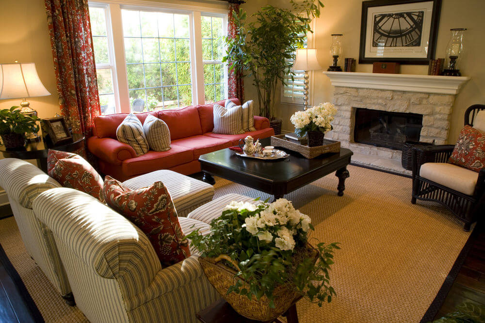 出色的配色方案构成了这个神话般的客厅设计。我喜欢不同颜色的家具。红色沙发和大地色调很搭。