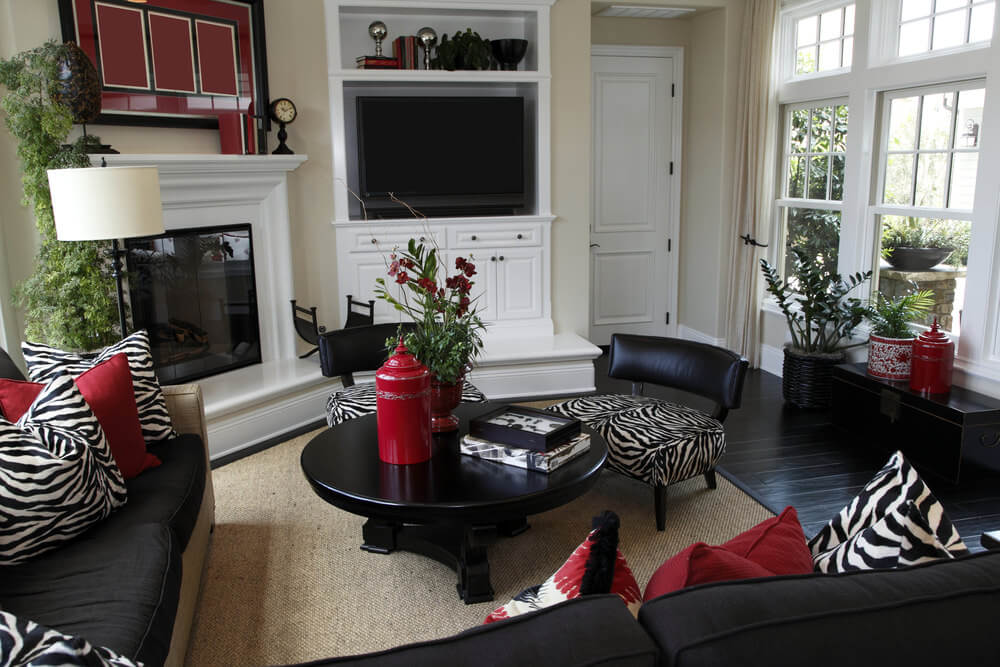 休闲的家庭房间，斑马纹枕头和红色枕头，使优雅。