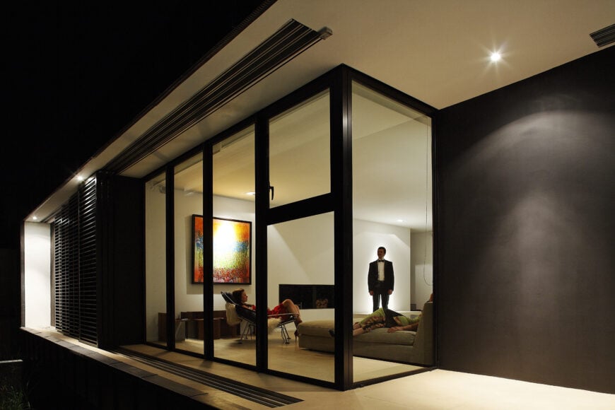 从外面看,客厅就可以完全被包裹在玻璃滑动快门面板。
