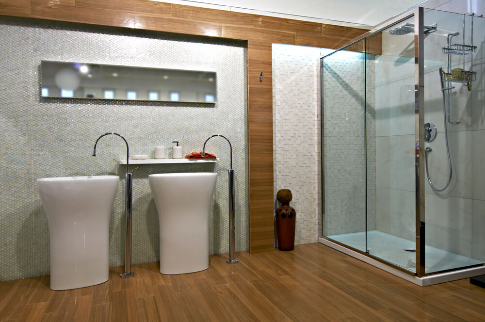 这间浴室的超现代预约设有地面安装的水龙头，配有基座水槽，玻璃和钢淋浴结构，以及在充满天然木材的空间中的微型瓷砖墙壁细节。