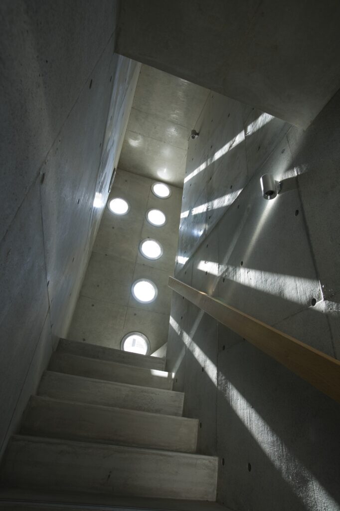 楼梯是一个很好的例子，这些洞可以让光线进入。