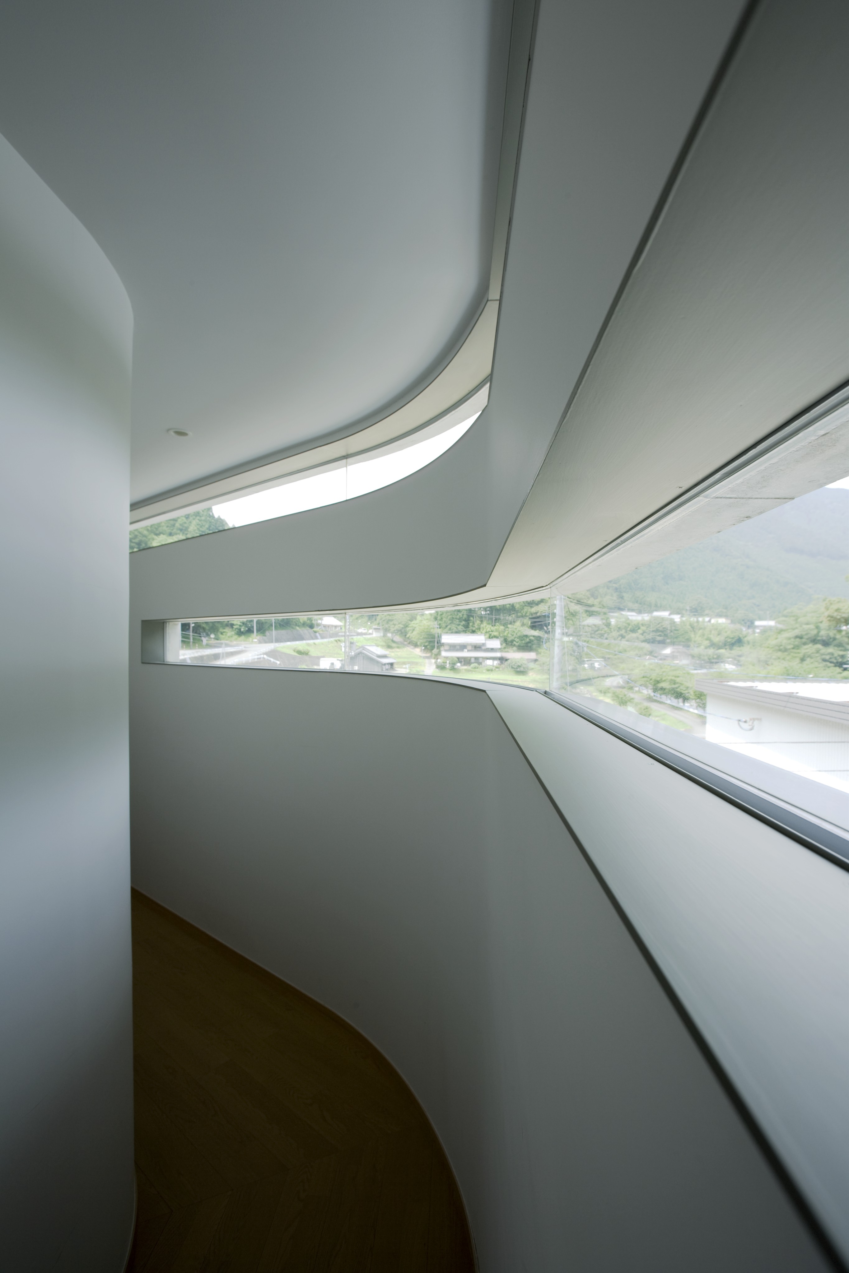 主环绕走廊通过狭缝窗户可以看到广阔的视野，在每一侧的结构中都是弯曲的。