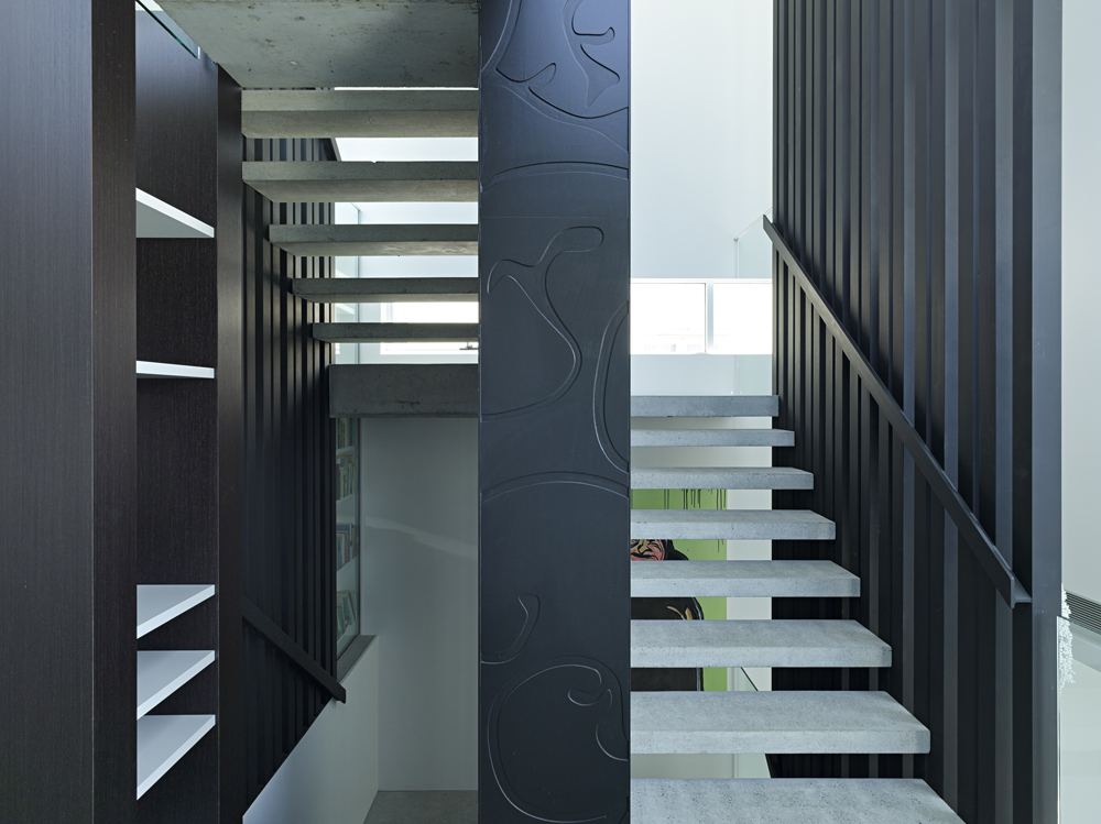 楼梯的特点是“浮动”的混凝土台阶设计，最大限度地提高了能见度。
