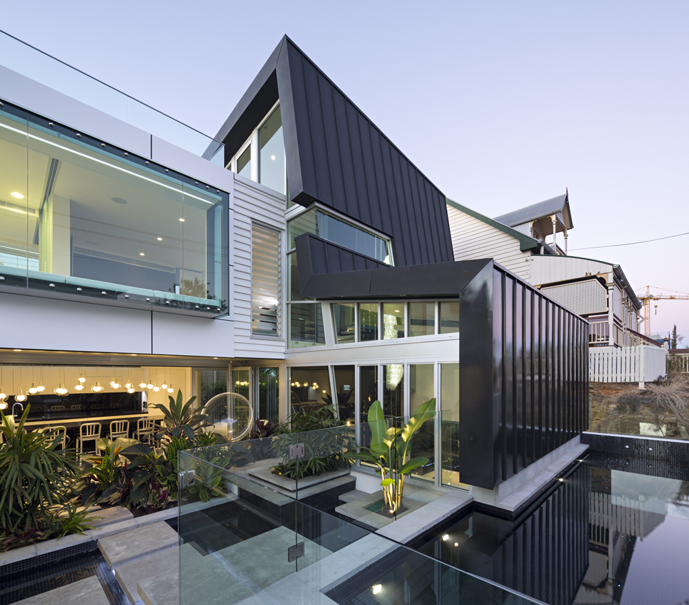 Base Architecture设计的光街城市住宅后院。