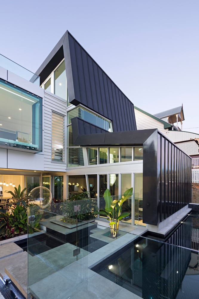 屋顶景观清楚地展示了现代主义的增加，用钢和玻璃包裹着房子。