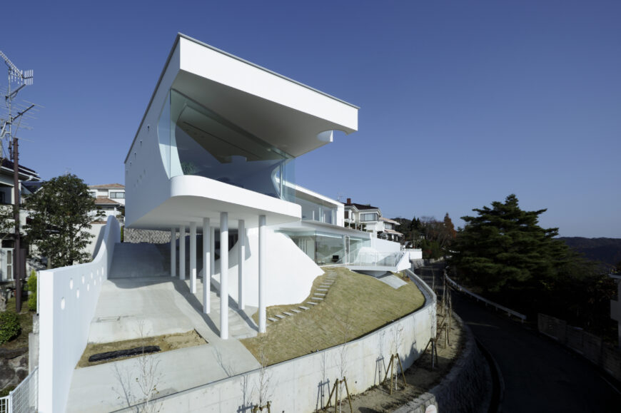 东方设计事务所设计的高耸的白色现代山腰住宅
