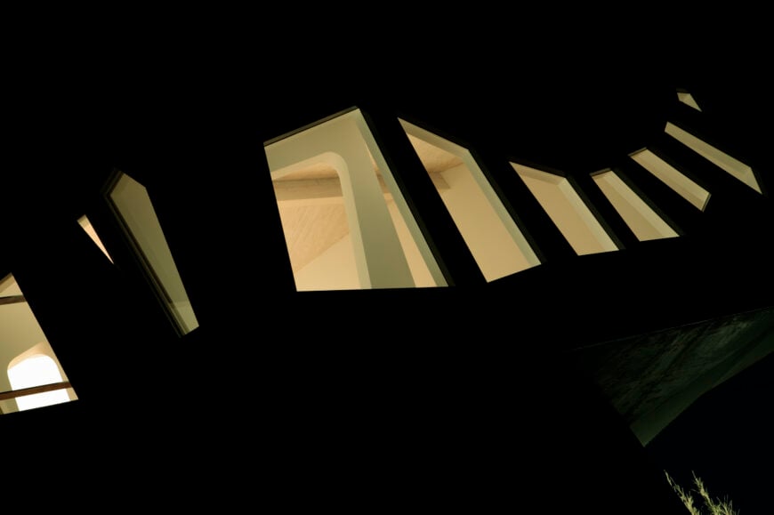 晚上，室内照明为外部世界投射出独特的框架。蝴蝶造型的窗户尤其引人注目。