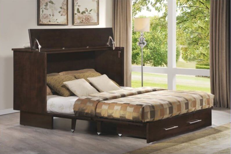 折叠床具有铰接框架，允许床储存在更小的空间中。这些通常用于客房和空间，床不会定期使用。一些示例在轮式框架上折叠，放入壁橱，而其他示例则折叠成灯具。