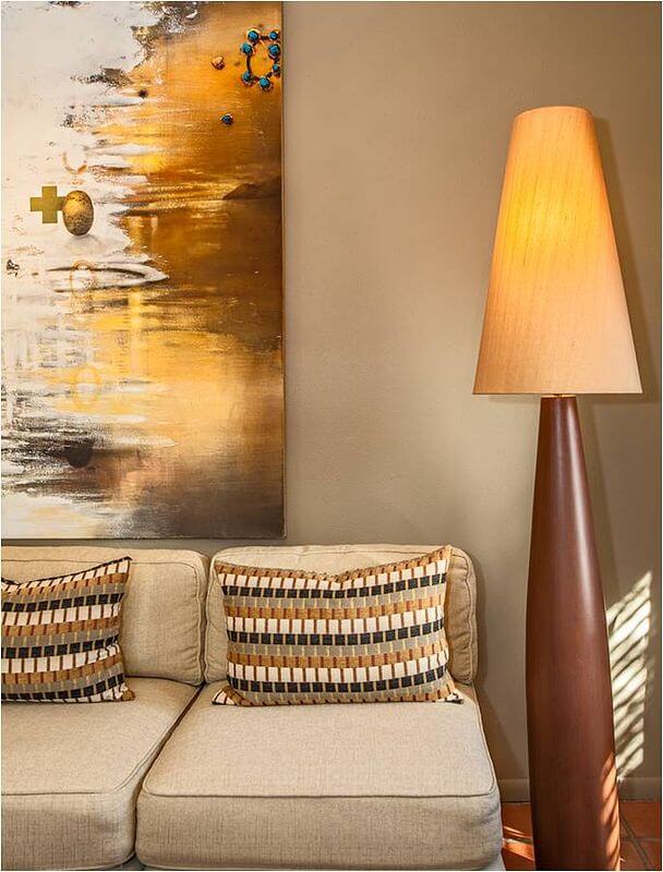 现代的天然木地板灯位于客厅的截面和一幅抽象画旁边。