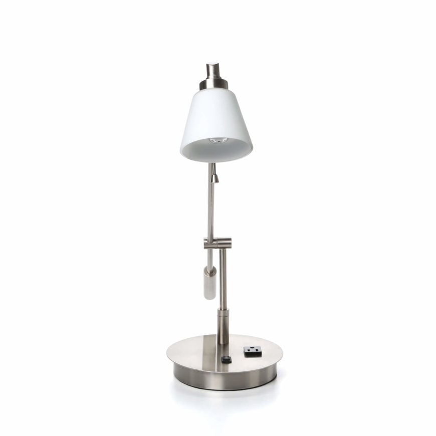 我们的第二盏台灯有一个标准的灯泡和灯罩，带有一个金属旋转框架。