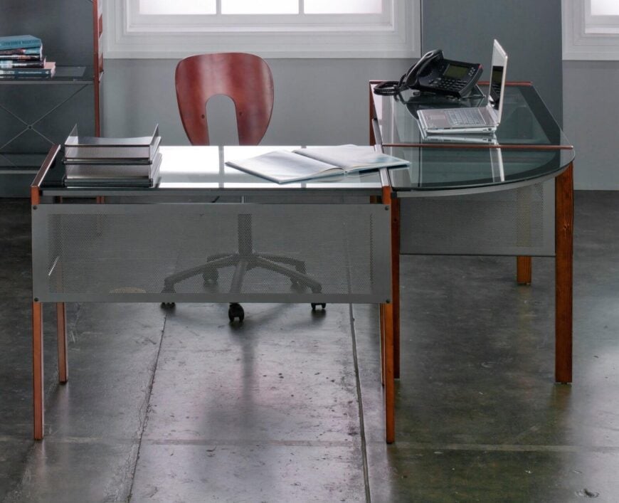玻璃表面为任何桌子增添了大胆的现代感。玻璃与木材或金属结构搭配，扩大了视觉空间，并使整件家具变得轻盈。玻璃桌面通常可拆卸，用于清洁、维护或移动，有各种形状和配置。