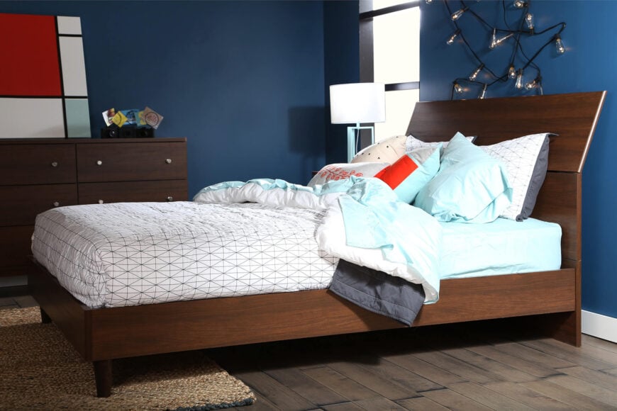 世纪中期风格的床将20世纪50年代和60年代的风格带到了床身上，床头板通常是流线型的，木腿呈柔和的锥形。这是一种精致而舒适的传统风格。