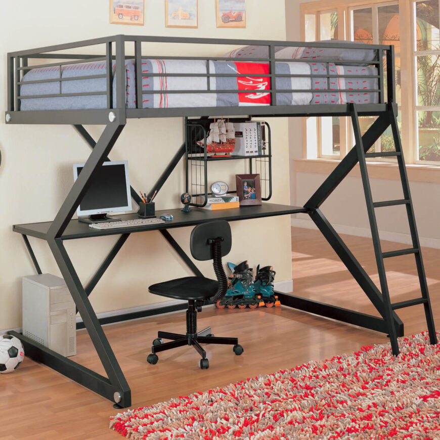研究设计双层床利用标准阁楼平台放置-而不是一个较低的床-一个办公桌或工作台低于上层。有些只会有一个架子，而另一些则会包含一个设备齐全的内置桌子和架子。