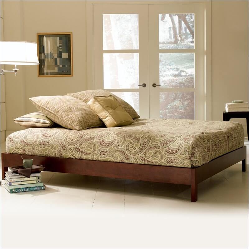 这张双人床也被称为单人床，通常用于容纳一名儿童或一名成人睡眠者。