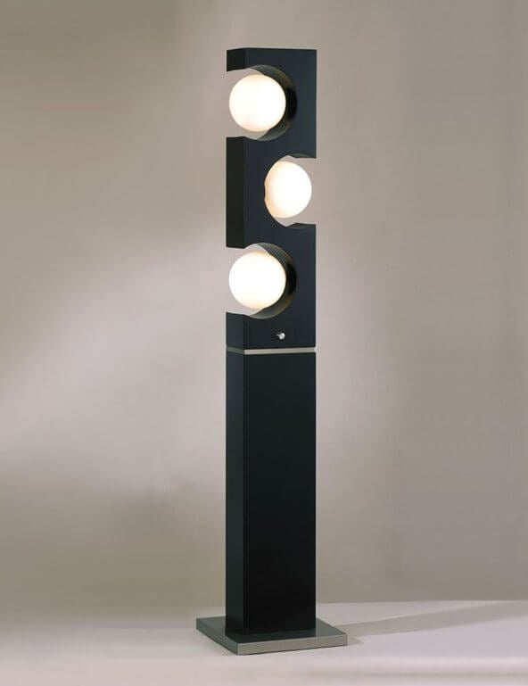 这款灯的特点是极简主义的黑色平板设计，上半部分有3个球形光球的圆形切口。